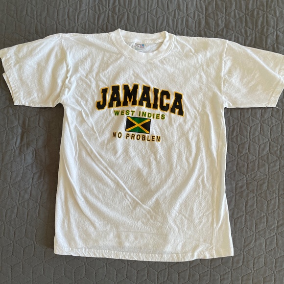 T-Shirt Men's  JAMAICA  size L ( IT SAYS L ON THE T-SHRT BUT FITS MOR LIKE A M ) - Picture 1 of 6